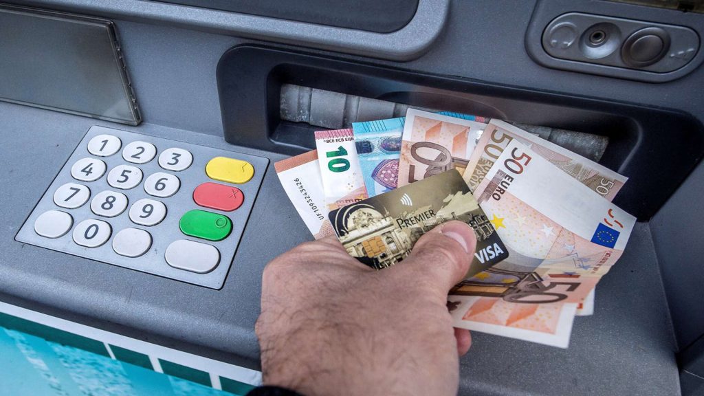 Bankomaty: varování před nebezpečným podvodem, který vás může během několika vteřin připravit o peníze.