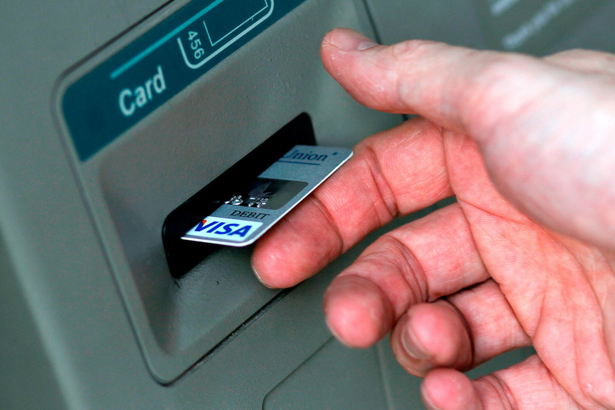 Gesto s kartou při výběru peněz z bankomatu, které vám může zkazit dovolenou: všechny banky varují