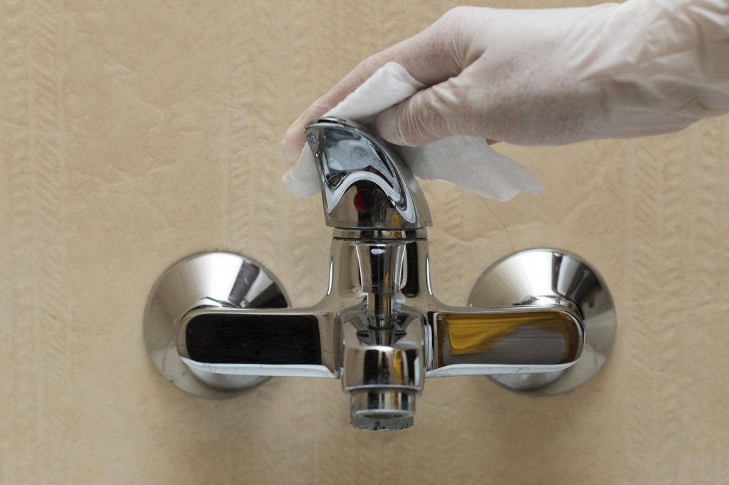 Ani ocet, ani jedlá soda: nejlepší domácí způsob, jak odstranit vodní kámen z kohoutků a toalet.