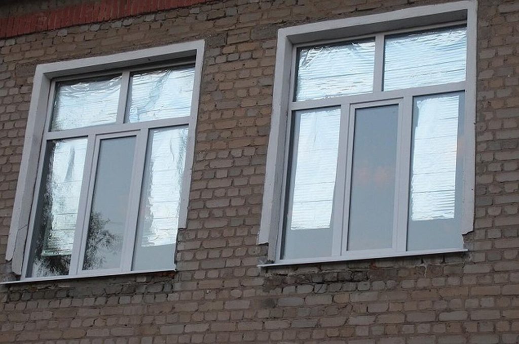 Nalepte hliníkovou fólii na okno: spolehlivý způsob, který navždy změní váš život.
