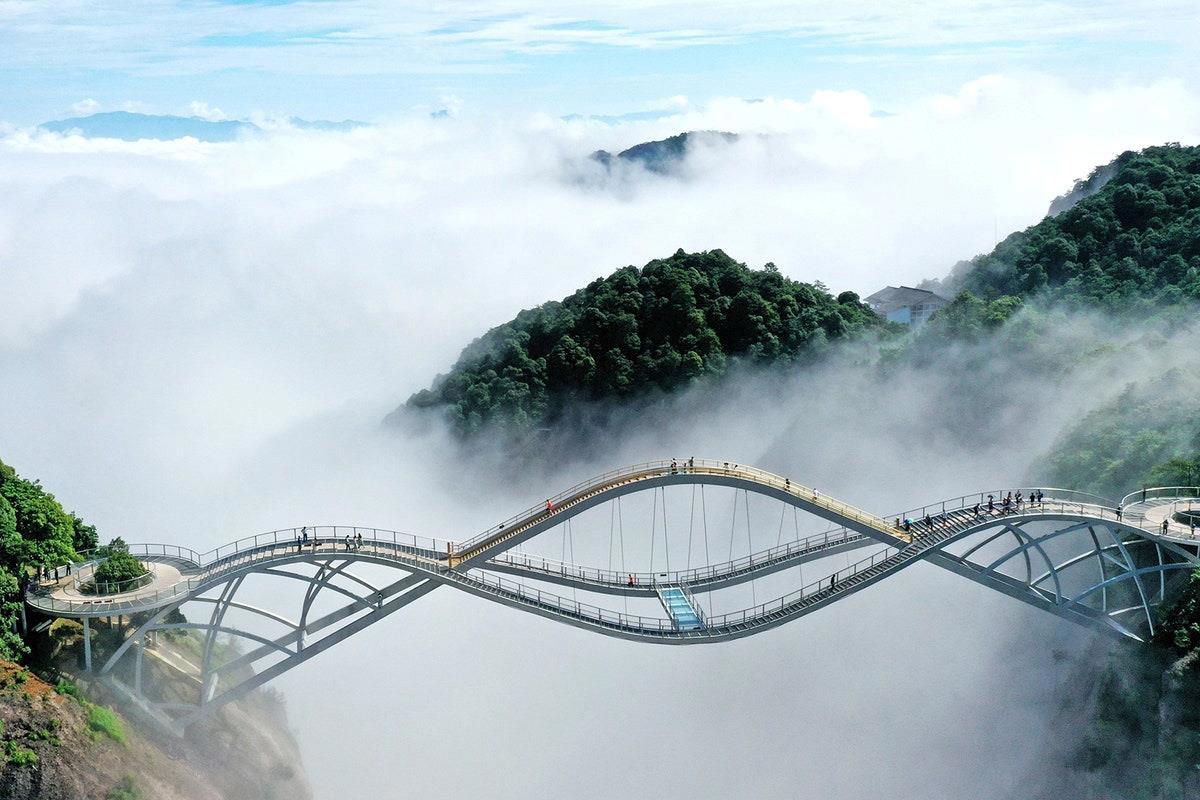 Nejneobvyklejší pěší most na světě je hlavolam inspirovaný Möbiovou páskou