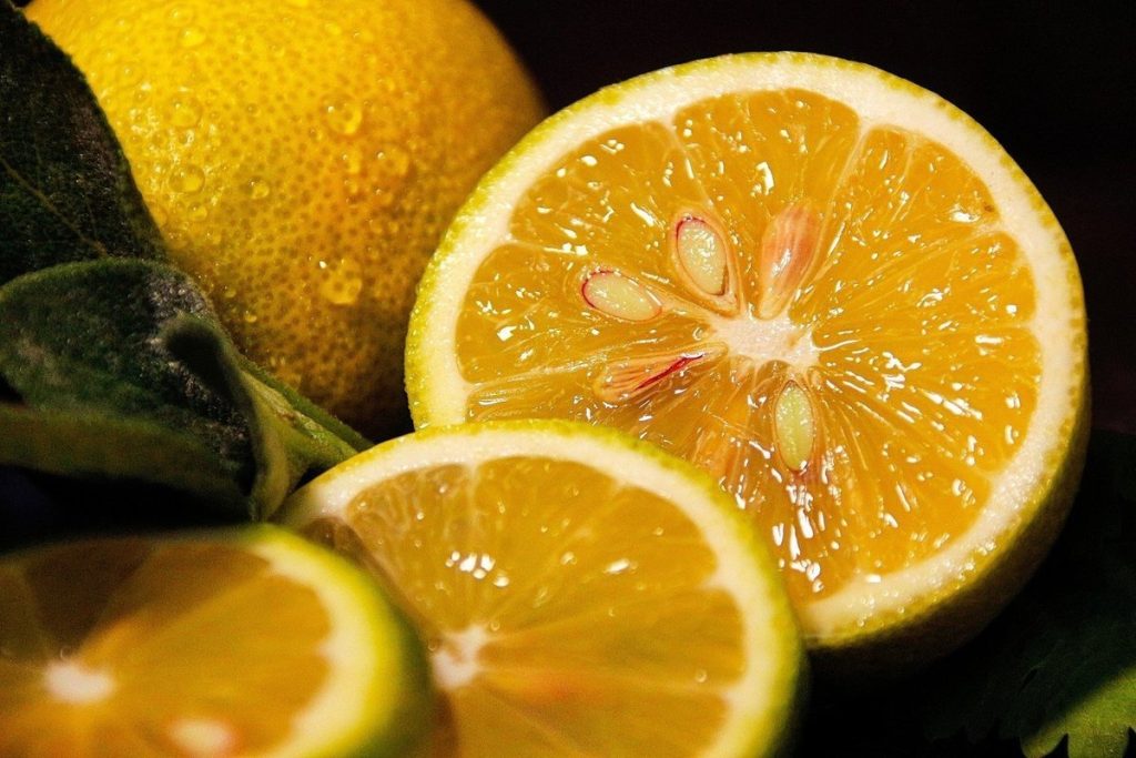 Ukládání citronové kůry do mrazáku: proč se to doporučuje a k čemu to je dobré