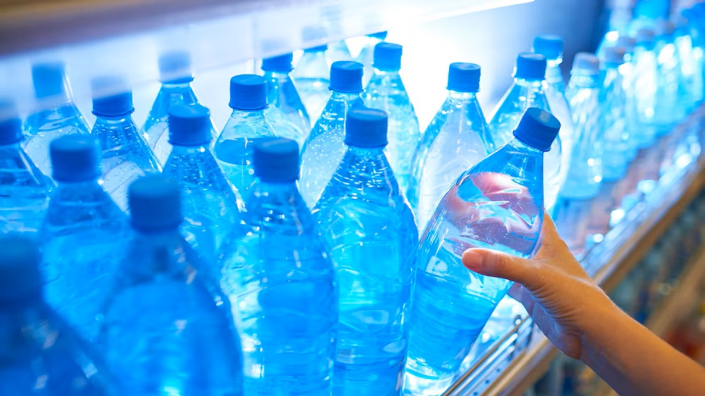 Podle studie pouze jedna značka balené vody neobsahuje stopy mikroplastů: to představuje riziko pro zdraví.