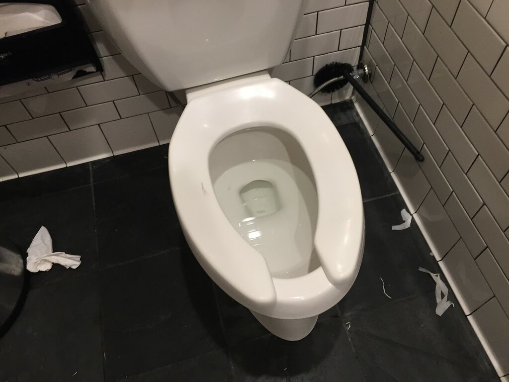Toaletní sedátko s mezerou vpředu. Tento detail ve veřejných toaletách není náhodný.