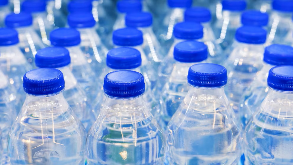 Podle studie pouze jedna značka balené vody neobsahuje stopy mikroplastů: to představuje riziko pro zdraví.