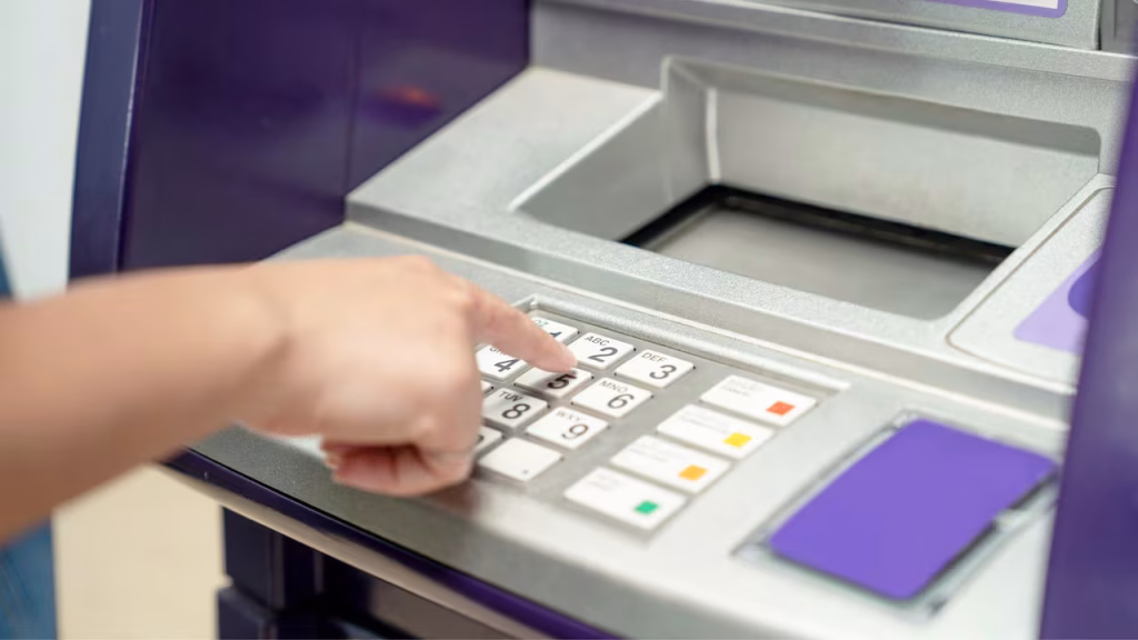 Bankomaty: varování před nebezpečným podvodem, který vás může během několika vteřin připravit o peníze.