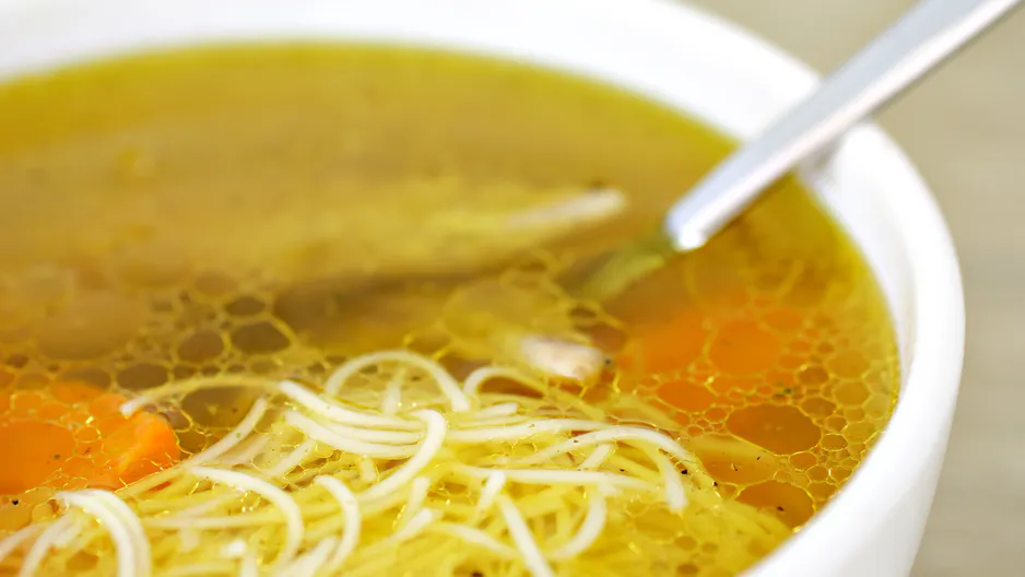 Nejlepší kuchaři přidávají lžičku této tekutiny do vývaru. Zesiluje chuť lépe než Maggi.