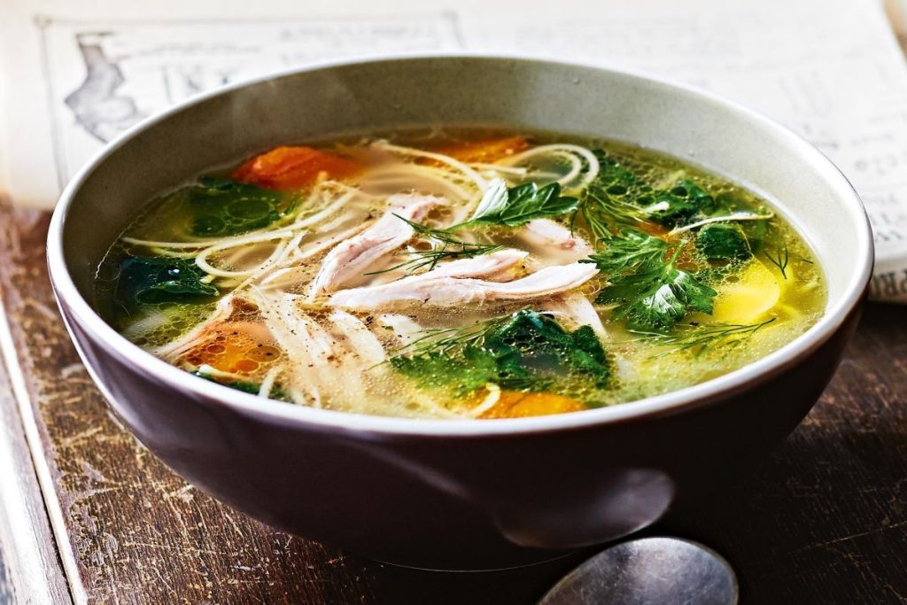 Nejlepší kuchaři přidávají lžičku této tekutiny do vývaru. Zesiluje chuť lépe než Maggi.