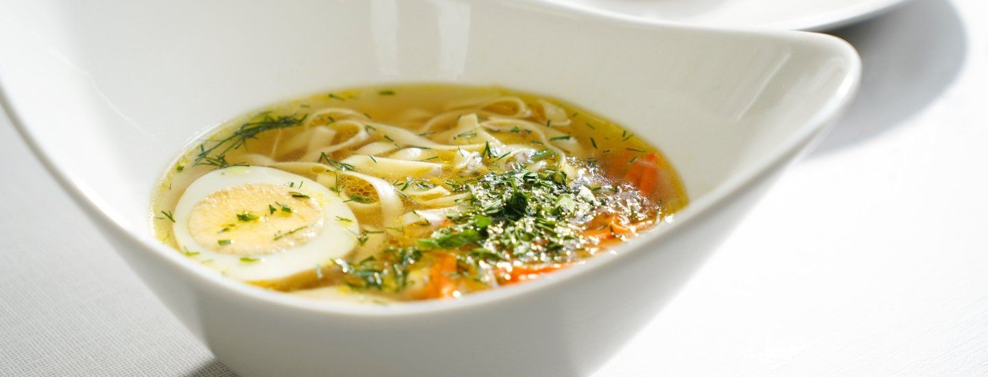 Nejlepší kuchaři přidávají lžičku této tekutiny do vývaru. Zesiluje chuť lépe než Maggi.