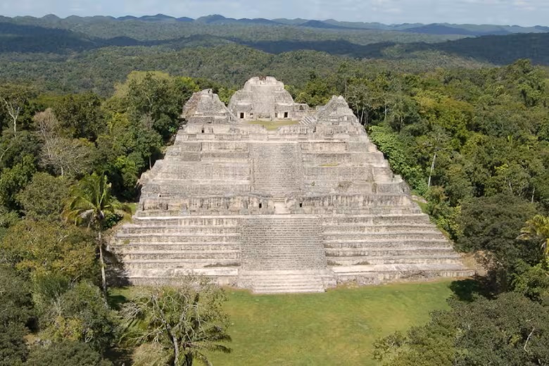 Jsou to archeologové z Texasu, kteří objevili hrobku vůdce mayské dynastie s obrovskou sbírkou předmětů.