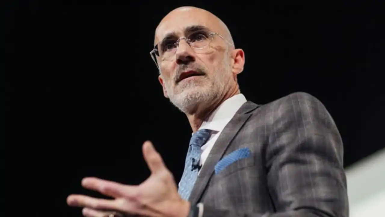 Arthur Brooks, odborník na štěstí z Harvardu: „Nejkrásnější věc, kterou můžete říct příteli, je: ‚Jsi k ničemu‘.“