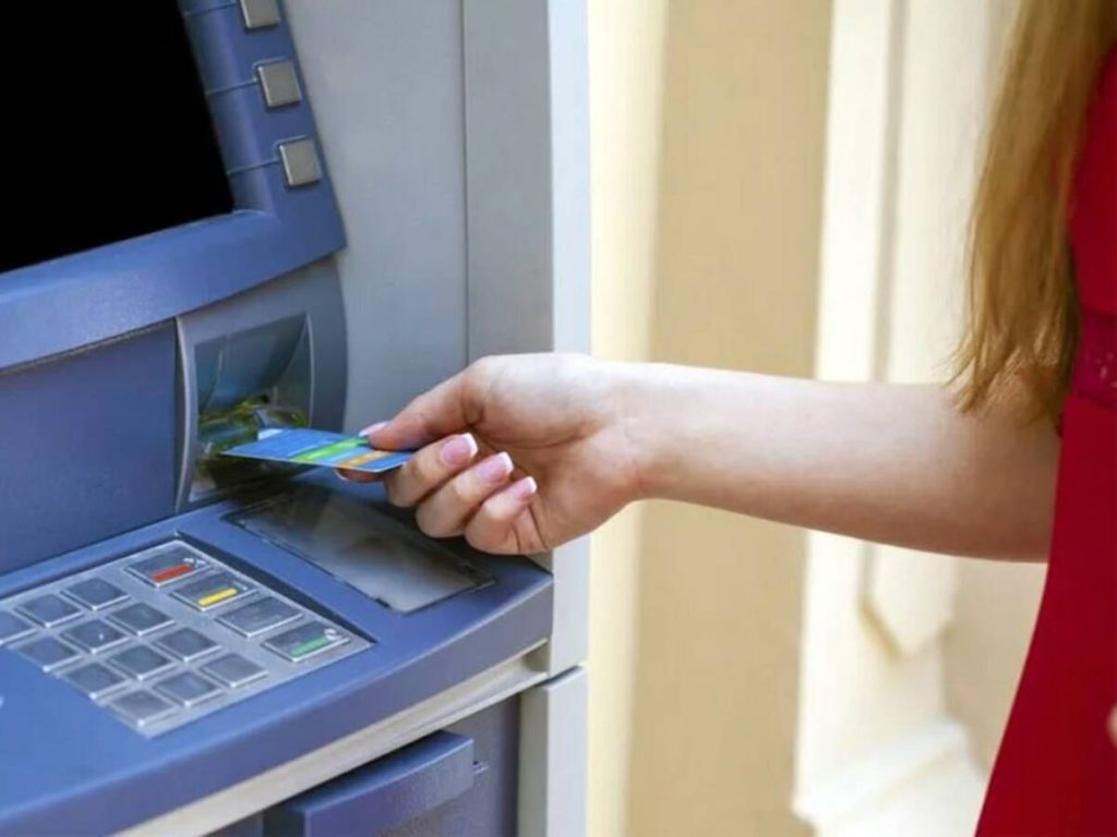 Sofistikovaný podvod, při kterém jsou pomocí mobilních telefonů vybírány peníze z bankovních účtů v bankomatech