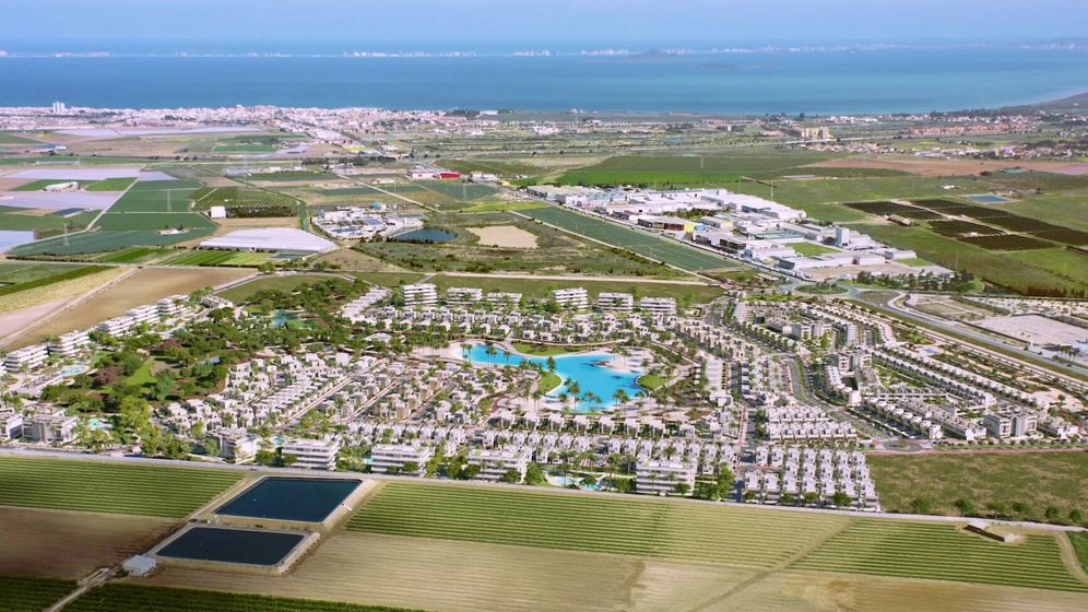 Vypadá to jako Karibské ostrovy, ale je to ve Španělsku: největší bazén v Evropě s rozlohou přes 15 000 m² a křišťálově čistou vodou.