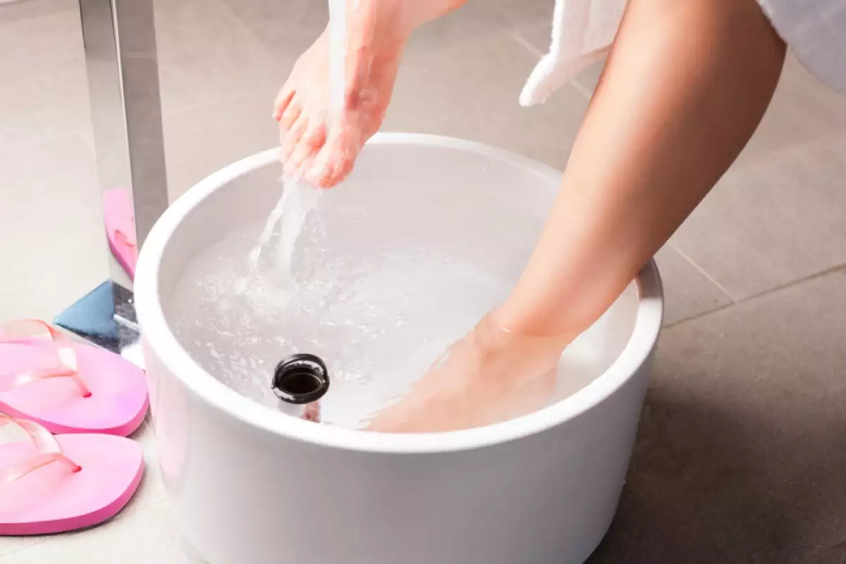 Mytí nohou solí a aloe vera: proč je to podle odborníků nutné a k čemu to slouží