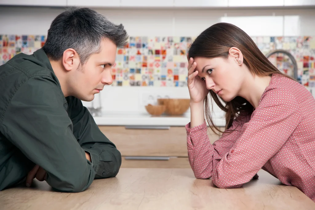 Tři toxické věty, které byste nikdy neměli říkat svému partnerovi, a čtvrtá, které byste se měli za každou cenu vyvarovat, podle psychologů