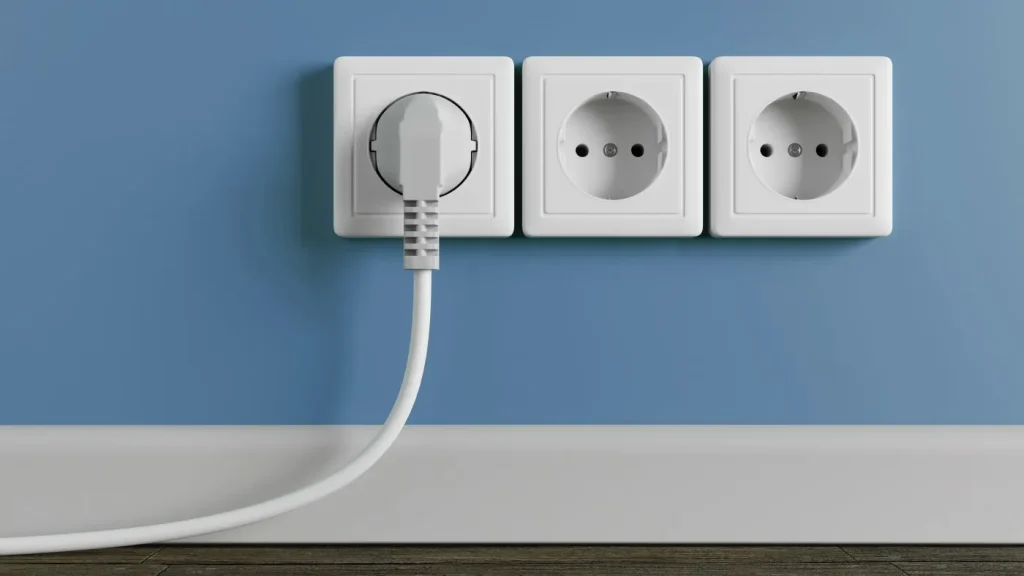 Žádné prodlužovací kabely ani síťové filtry: 6 zařízení, která by se podle zkušeného elektrikáře měla vždy připojovat přímo do zásuvky.