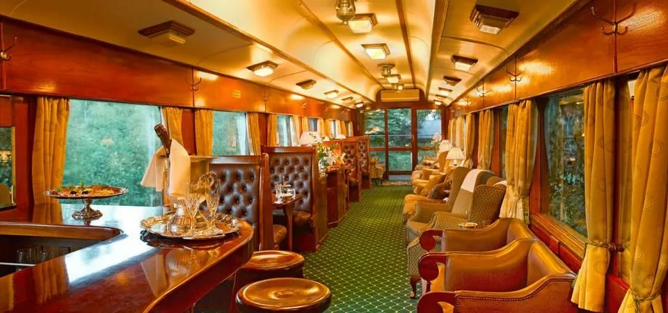 Luxusní turistický vlak Renfe, jehož cena za jízdenku činí 9000 eur za pokoj, zastavil kvůli poruše.
