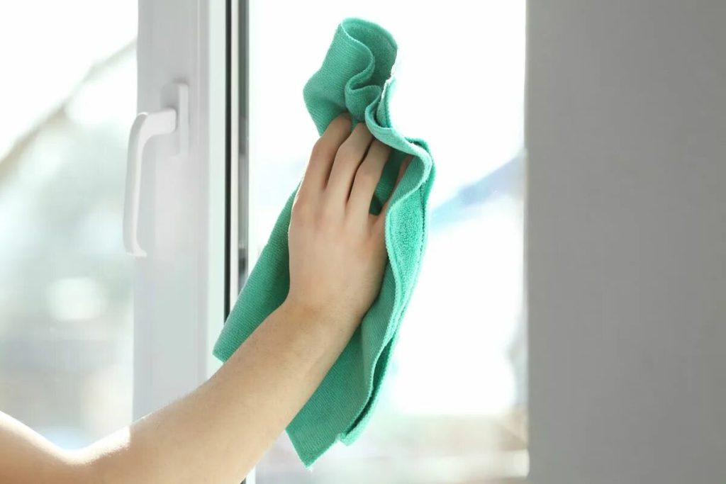 Proč je třeba čistit okna solí a jaké jsou výhody