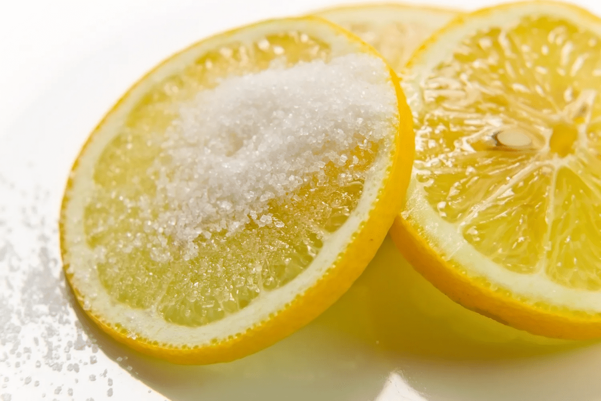 Nakrájejte citron na plátky a vložte do pánve. Nedokážu si představit, co z toho bude.