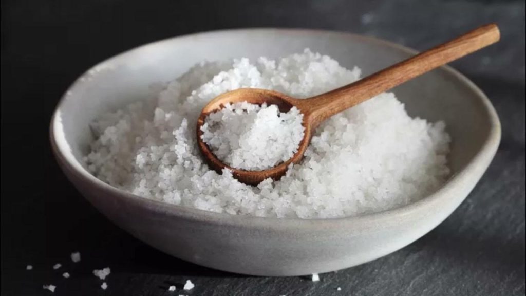 Neoplachujte a nepoužívejte jedlou sodu: tady je ingredience, kterou máte doma a která vaše oblečení rozzáří jako nové.