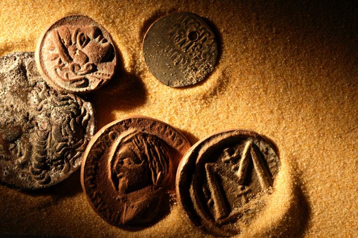 Jako dítě našel několik mincí, schoval je na 60 let a teď mu archeologové klepou na dveře.