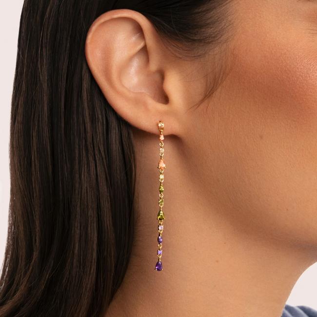 Velké barevné náušnice – klíč k omlazení letního vzhledu bez ztráty elegance
