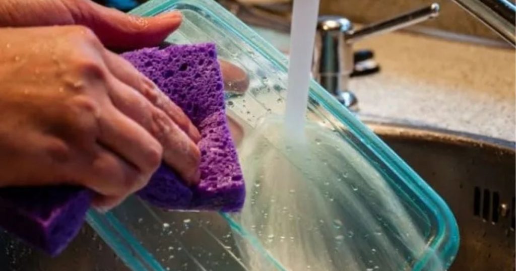 Bez octa a čisticích prostředků: jednoduchý způsob, jak snadno vyčistit nádobí Tupperware, aby vypadalo jako nové.
