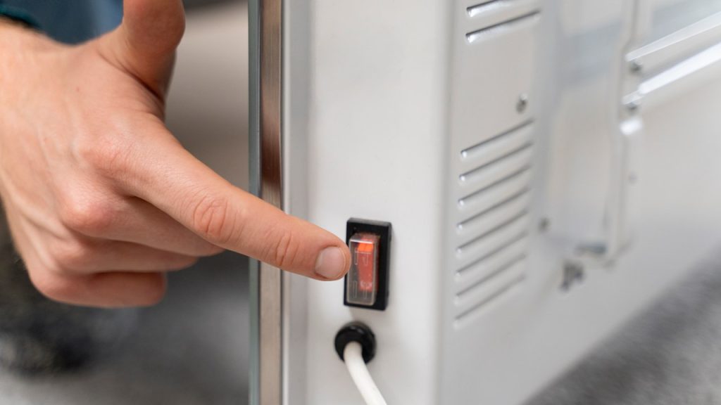Upozornění: tyto přístroje je třeba odpojit od elektrické sítě, pokud odjíždíte na dovolenou.