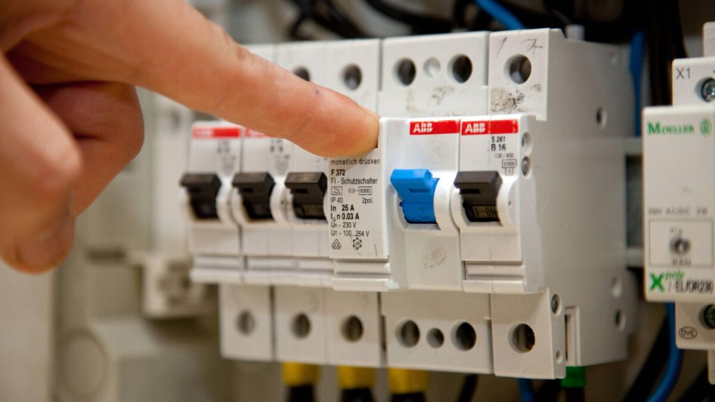 Upozornění: tyto přístroje je třeba odpojit od elektrické sítě, pokud odjíždíte na dovolenou.