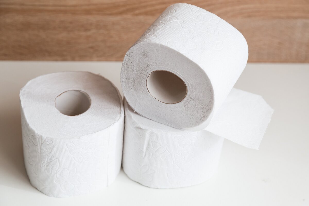 Jak správně umístit toaletní papír, aby zůstal čistý a bez bakterií, podle odborného názoru.