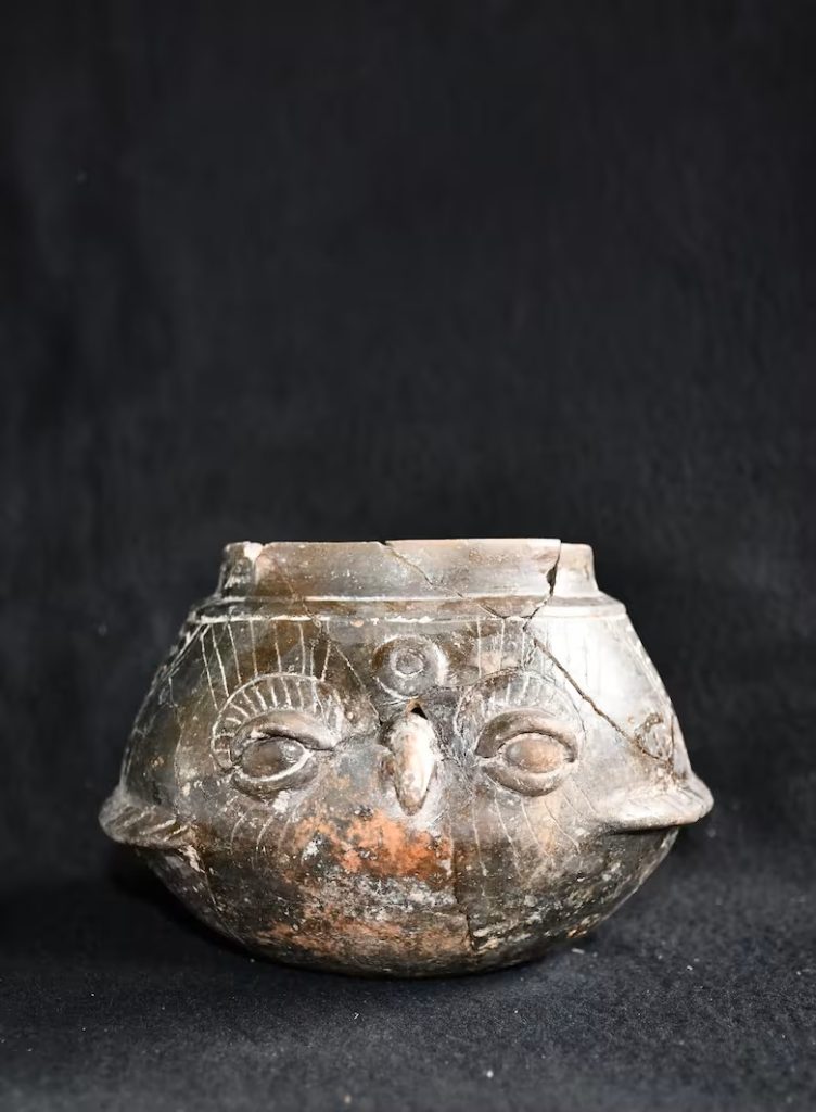Jsou to archeologové z Texasu, kteří objevili hrobku vůdce mayské dynastie s obrovskou sbírkou předmětů.