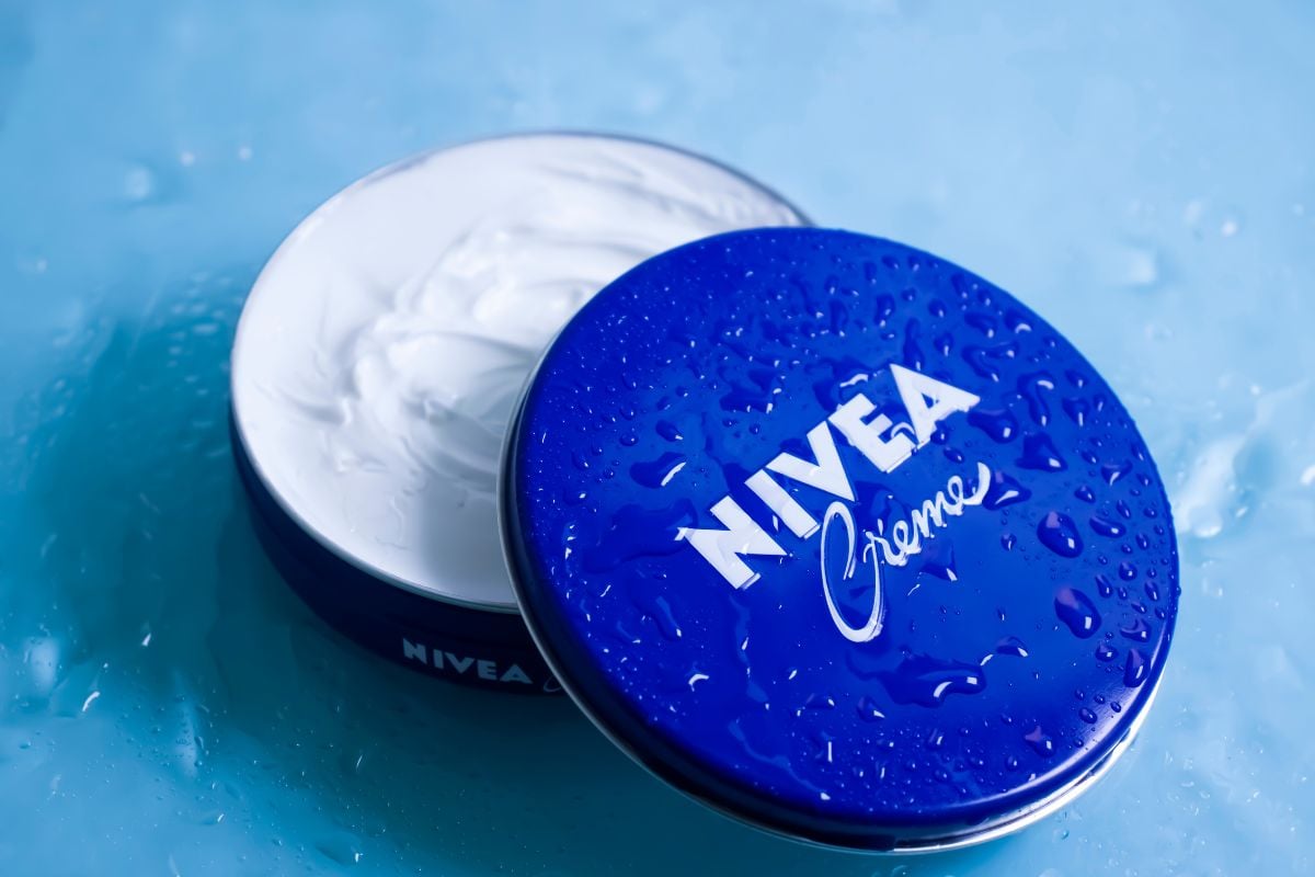 Krém Nivea a lžíce: jednoduchý trik, který si podmanil Španělsko pro odstranění vrásek a pigmentových skvrn