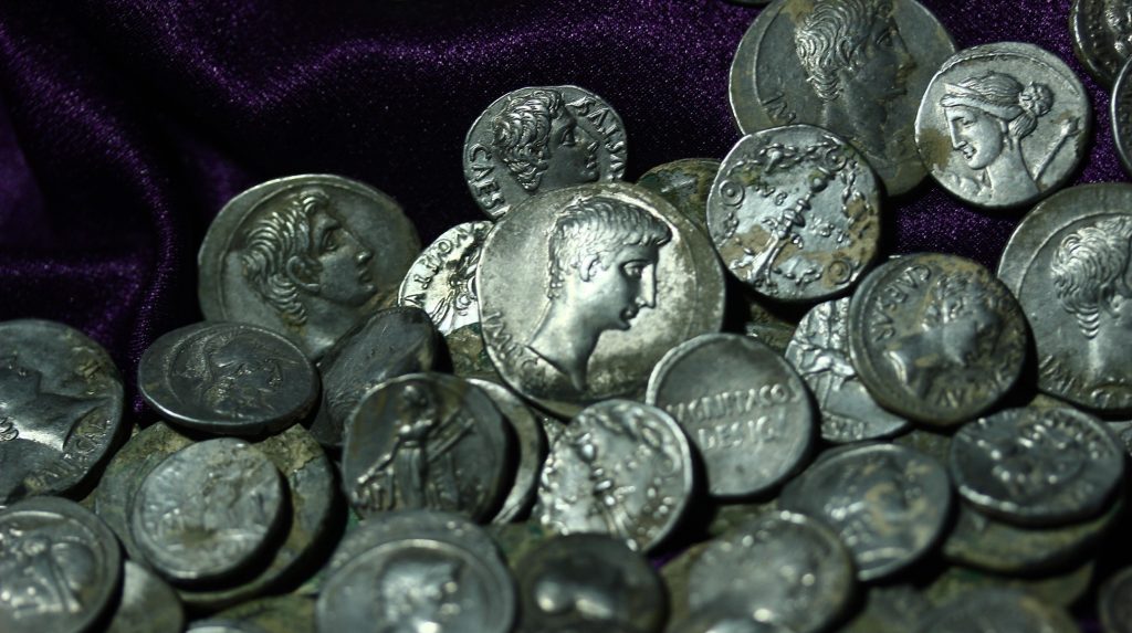 Jako dítě našel několik mincí, schoval je na 60 let a teď mu archeologové klepou na dveře.