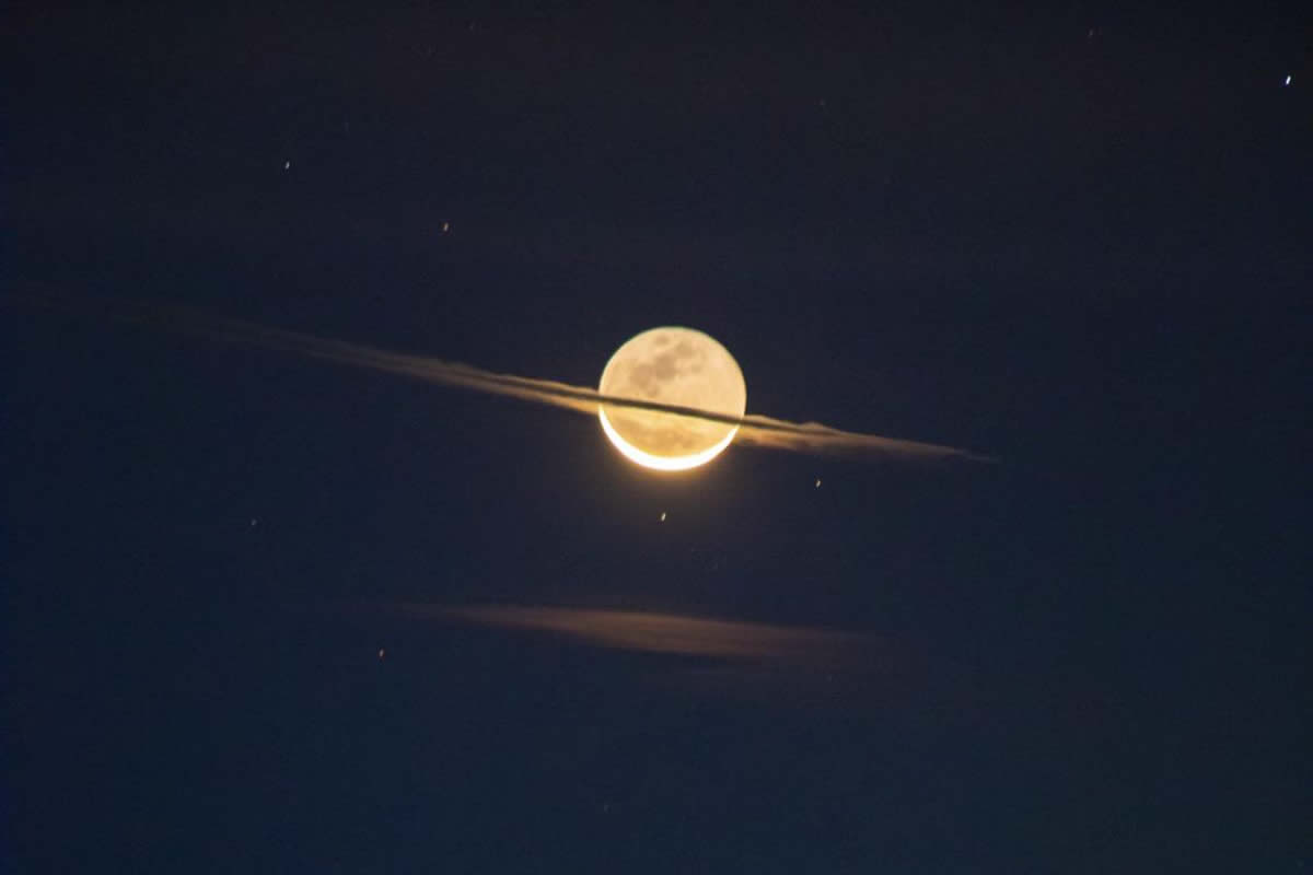 Objekt se srazil se Saturnem a NASA žádá o pomoc při zjištění, co se stalo