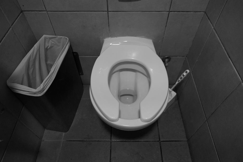 Toaletní sedátko s mezerou vpředu. Tento detail ve veřejných toaletách není náhodný.